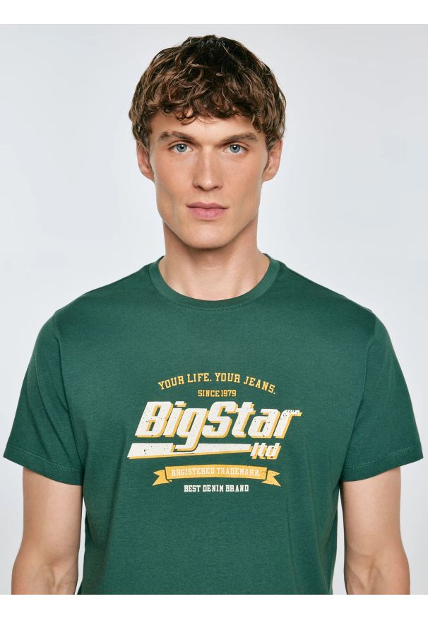 Big-Star - Koszulka męska z nadrukiem zielona Briss 304. Kolor: zielony. Materiał: bawełna, jeans. Długość rękawa: krótki rękaw. Długość: krótkie. Wzór: nadruk. Styl: elegancki