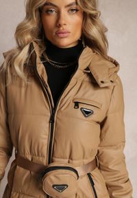 Renee - Beżowa Długa Kurtka z Paskiem Płaszcz z Okrągłą Saszetką w Komplecie Nabili. Kolor: beżowy. Długość: długie #2