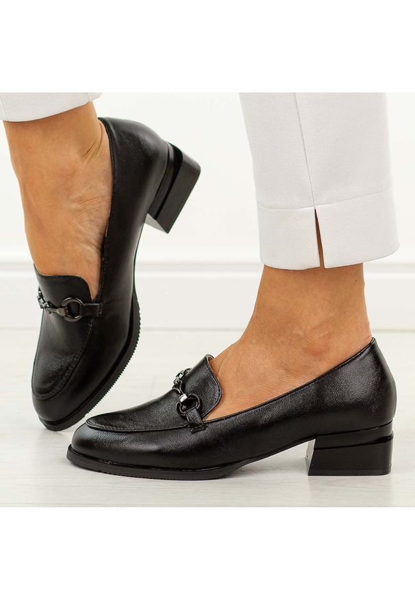 Czarne półbuty damskie, mokasyny M.Daszyński Sa267-7. Okazja: na co dzień, na spotkanie biznesowe, do pracy. Nosek buta: okrągły. Kolor: czarny. Szerokość cholewki: normalna. Wzór: aplikacja. Materiał: skóra. Sezon: wiosna, jesień, lato. Obcas: na obcasie. Styl: casual, biznesowy, elegancki, klasyczny. Wysokość obcasa: niski