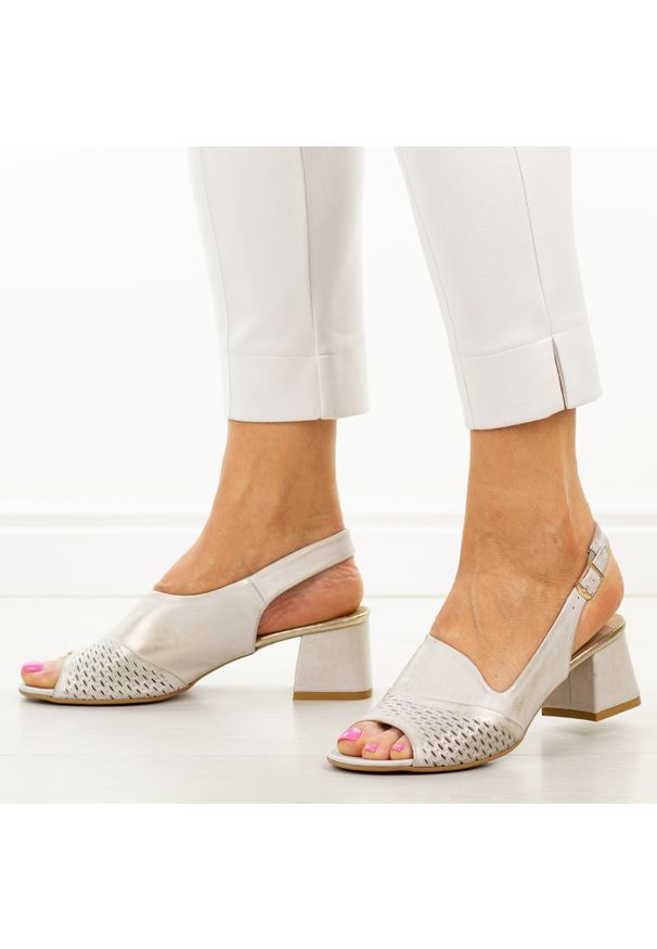 DEONI - Złote przec. skórzane Polskie sandały damskie na obcasie Deoni D405C. Okazja: na wesele, na ślub cywilny. Kolor: złoty. Materiał: skóra. Sezon: wiosna, lato. Obcas: na obcasie. Styl: klasyczny, elegancki. Wysokość obcasa: średni