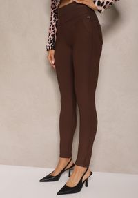 Renee - Brązowe Spodnie Skinny High Waist z Gumką w Talii Ivelbia. Okazja: na co dzień. Stan: podwyższony. Kolor: brązowy. Styl: casual