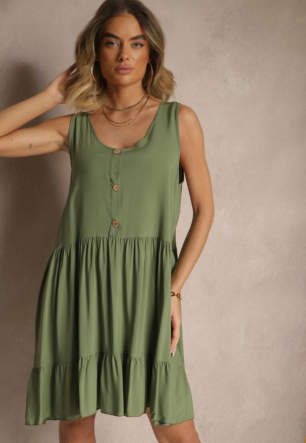 Renee - Zielona Rozkloszowana Sukienka z Bawełny Zdobiona Guzikami Iffanise. Okazja: na co dzień, na spacer. Kolor: zielony. Materiał: bawełna. Wzór: aplikacja. Styl: elegancki, casual