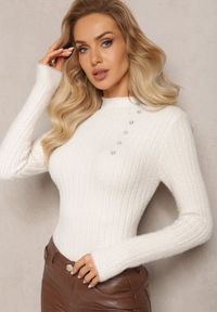 Renee - Jasnobeżowy Wełniany Sweter z Biżuteryjnymi Guzikami i Dłuższym Włosiem Tuvelio. Kolor: beżowy. Materiał: wełna. Długość: długie #2