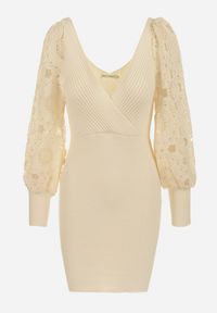 Born2be - Beżowa Sweterkowa Sukienka z Dzianiny Mini z Bufiastymi Koronkowymi Rękawami Norrea. Kolor: beżowy. Materiał: dzianina, koronka. Typ sukienki: kopertowe. Długość: mini #6