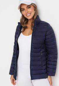 Born2be - Granatowa Pikowana Kurtka z Kieszeniami Zapinanymi na Zamek Błyskawiczny Mivindra. Okazja: na co dzień. Kolor: niebieski. Materiał: jeans. Styl: casual #5