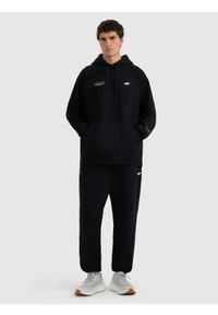 4f - 4F Bluza dresowa nierozpinana z kapturem męska - czarna L. Okazja: na co dzień. Typ kołnierza: kaptur. Kolor: czarny. Materiał: dresówka. Styl: casual