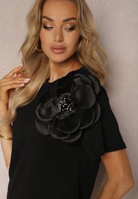 Renee - Czarna Casualowa Bluzka z Bawełny Ozdobiona Kwiatem 3D i Cyrkoniami Renvia. Okazja: na co dzień. Kolor: czarny. Materiał: bawełna. Długość rękawa: krótki rękaw. Długość: krótkie. Wzór: aplikacja, kwiaty. Styl: casual