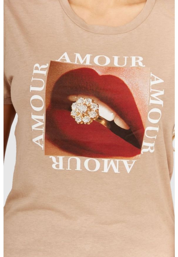 Guess - GUESS Beżowy t-shirt damski z nadrukiem amour, Rozmiar S. Kolor: beżowy. Materiał: bawełna. Wzór: nadruk