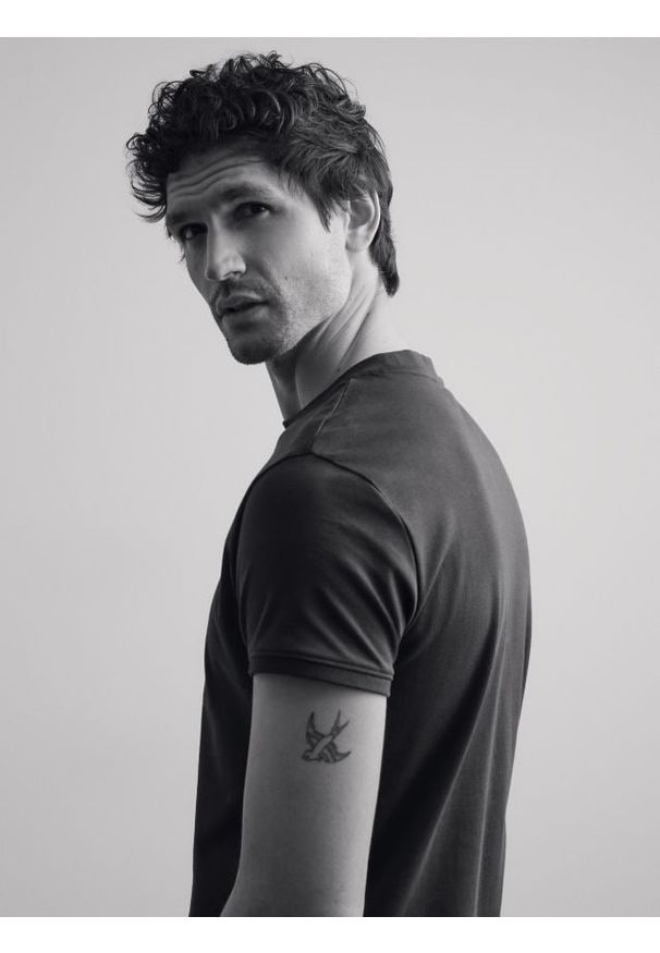 Reserved - T-shirt slim fit - ciemnoszary. Kolor: szary. Materiał: bawełna, dzianina