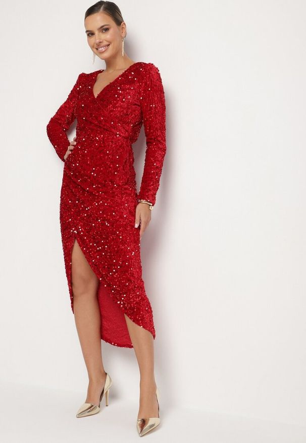 Born2be - Czerwona Dopasowana Cekinowa Sukienka z Kopertowym Dekoltem i Asymetrycznym Wycięciem Rinnalith. Okazja: na imprezę. Kolor: czerwony. Typ sukienki: asymetryczne, kopertowe. Styl: klasyczny, elegancki