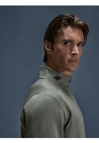 4f - 4F Bluza treningowa regular szybkoschnąca męska - oliwkowa/khaki S. Okazja: na co dzień. Typ kołnierza: bez kaptura, kołnierzyk stójkowy. Kolor: brązowy, oliwkowy, wielokolorowy. Materiał: syntetyk, włókno, dzianina, materiał, elastan, tkanina. Długość: krótkie. Wzór: gładki, ze splotem. Styl: casual, klasyczny, sportowy #1