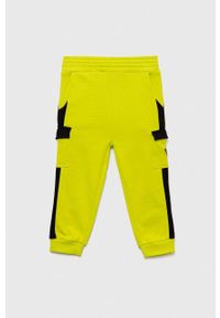 Guess spodnie dresowe bawełniane dziecięce kolor zielony wzorzyste. Stan: podwyższony. Kolor: zielony. Materiał: bawełna, dresówka #1