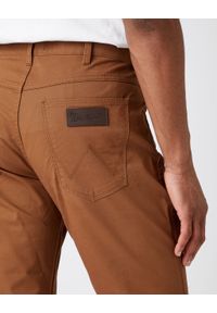 Wrangler - WRANGLER GREENSBORO MĘSKIE SPODNIE MATERIAŁOWE TAWNY BROWN W15QKAH28. Materiał: materiał #4