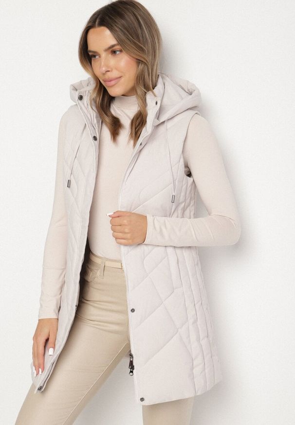 Born2be - Jasnoszara Taliowana Kamizelka z Pikowanymi Przeszyciami i Kapturem Tuloria. Okazja: na spacer. Kolor: szary. Materiał: jeans