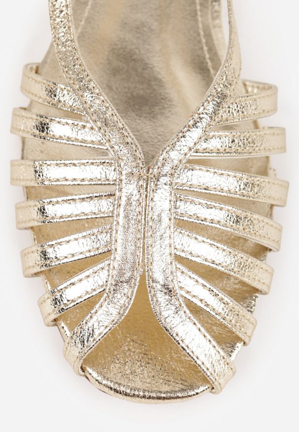 Born2be - Złote Płaskie Sandały VICES z Cienkimi Paseczkami i Otwartym Noskiem Iphadora. Okazja: na co dzień. Nosek buta: otwarty. Zapięcie: pasek. Kolor: złoty. Styl: elegancki, casual