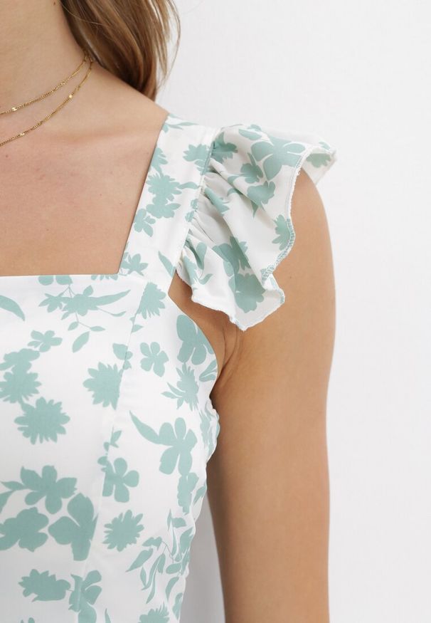 Born2be - Jasnozielony Top z Falbankami i Materiałowym Paskiem w Kwiaty Asarilla. Typ kołnierza: kołnierz z falbankami. Kolor: zielony. Materiał: materiał. Długość rękawa: na ramiączkach. Wzór: kwiaty. Sezon: wiosna, lato