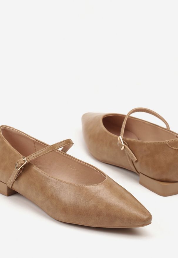 Born2be - Ciemnobeżowe Balerinki Vices ze Skórzaną Wkładką i Paskiem z Klamerką Eslerie. Okazja: do pracy, na co dzień, na spotkanie biznesowe, na spacer. Zapięcie: pasek. Kolor: beżowy. Materiał: skóra. Obcas: na obcasie. Styl: biznesowy, klasyczny, casual. Wysokość obcasa: niski