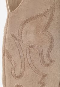 Born2be - Ciemnobeżowe Kozaki Kowbojki na Stożku z Cholewką z Haftem i Wycięciem V Sorinna. Okazja: na co dzień. Kolor: beżowy. Materiał: jeans, dzianina. Szerokość cholewki: normalna. Wzór: haft. Obcas: na stożku. Styl: boho, casual, klasyczny. Wysokość obcasa: średni #8