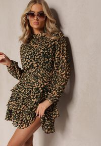 Renee - Beżowo-Zielona Mini Sukienka o Rozkloszowanym Fasonie Ozdobiona Brokatem Giannes. Kolor: beżowy. Materiał: dzianina. Wzór: aplikacja. Długość: mini