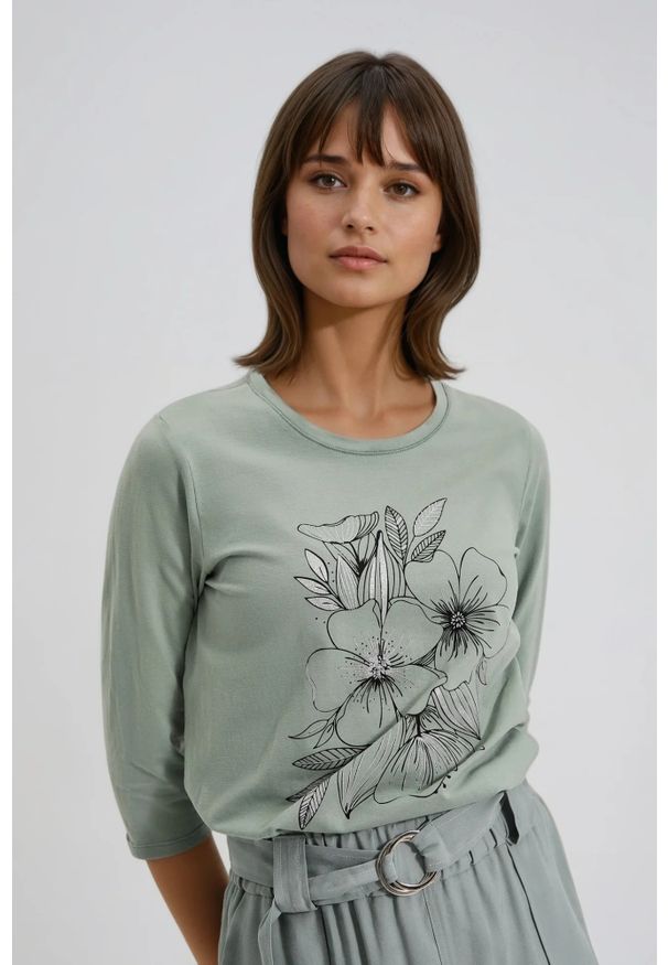 MOODO - Bluzka z nadrukiem w kwiaty oliwkowa. Kolor: oliwkowy. Materiał: bawełna, elastan. Wzór: kwiaty, nadruk