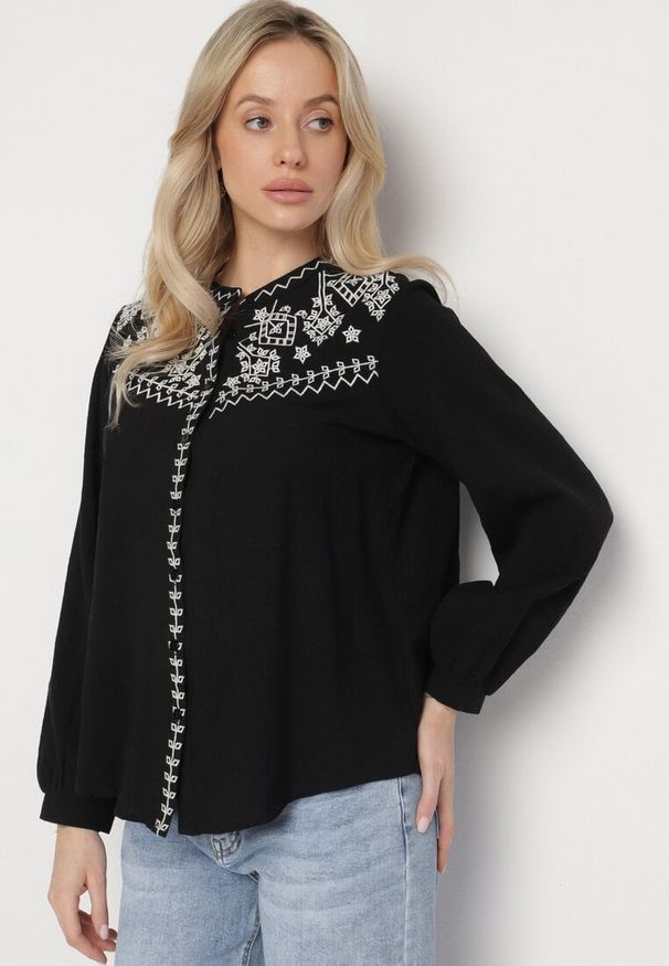 Born2be - Czarna Koszula z Bawełny w Stylu Boho Zdobiona Haftem Gonilwen. Okazja: na co dzień. Typ kołnierza: kołnierzyk stójkowy. Kolor: czarny. Materiał: bawełna. Wzór: aplikacja, haft. Styl: boho