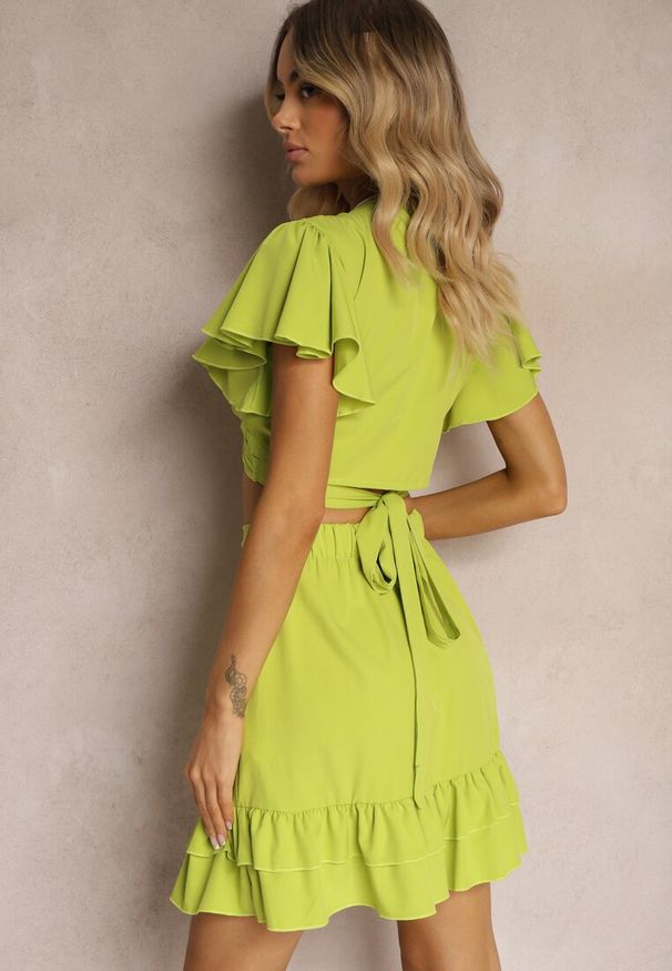 Renee - Zielony Komplet 2-Częściowy Krótki Top z Wiązaniem Spódnica z Falbankami i Gumką w Pasie Clementis. Kolor: zielony. Materiał: materiał