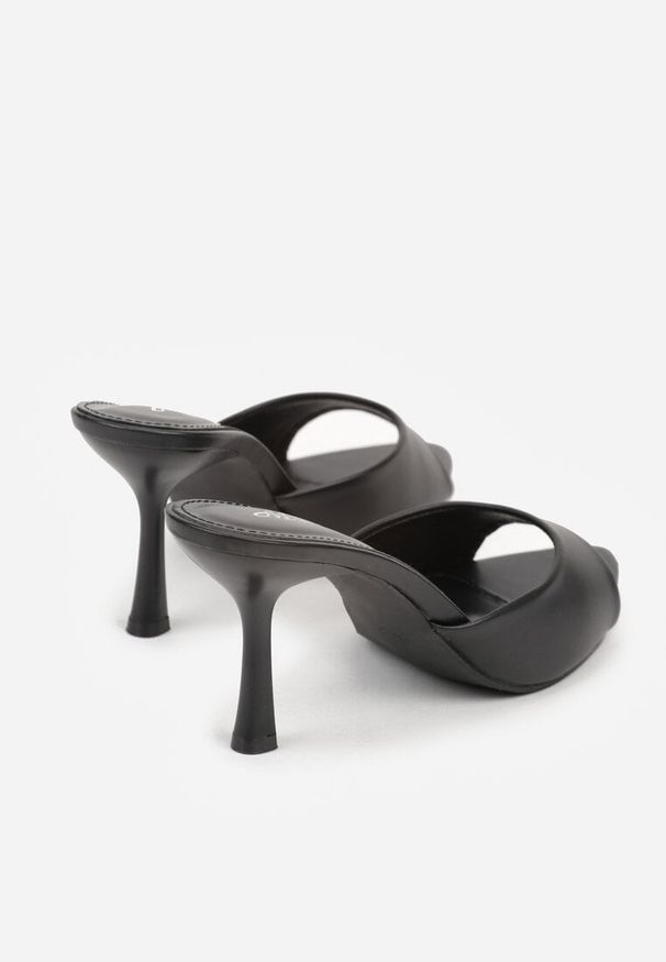 Renee - Czarne Klapki na Szpilce ze Szpiczastym Odkrytym Noskiem Sewnila. Nosek buta: szpiczasty. Kolor: czarny. Materiał: jeans, koronka. Obcas: na szpilce. Styl: wizytowy, elegancki