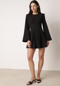 Born2be - Czarna Sukienka VICES o Rozkloszowanym Kroju z Szerokimi Rękawami Natemia. Okazja: na wesele, na imprezę, na ślub cywilny. Kolor: czarny. Materiał: futro. Styl: klasyczny #6