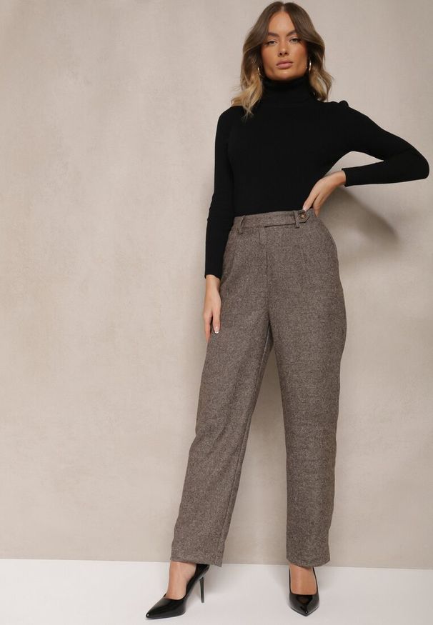 Renee - Brązowe Spodnie o Klasycznym Kroju High Waist Ozdobione Guzikami Liliwenna. Okazja: na spotkanie biznesowe. Stan: podwyższony. Kolor: brązowy. Wzór: aplikacja. Styl: klasyczny