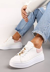 Renee - Biało-Różowe Sneakersy na Platformie z Metaliczną Wstawką Grevaja. Kolor: różowy. Materiał: jeans. Obcas: na platformie