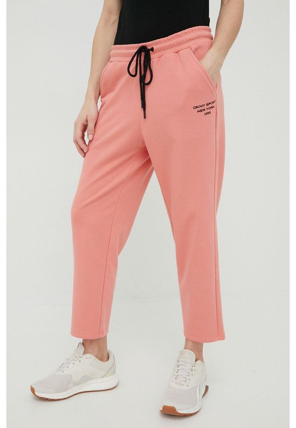 DKNY - Dkny spodnie dresowe damskie kolor różowy z nadrukiem. Kolor: różowy. Materiał: dresówka. Wzór: nadruk