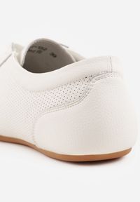 Born2be - Białe Perforowane Sneakersy z Zamszu Naturalnego ze Skórzaną Wkładką Mezlea. Okazja: na co dzień, do pracy. Kolor: biały. Materiał: skóra, zamsz #3