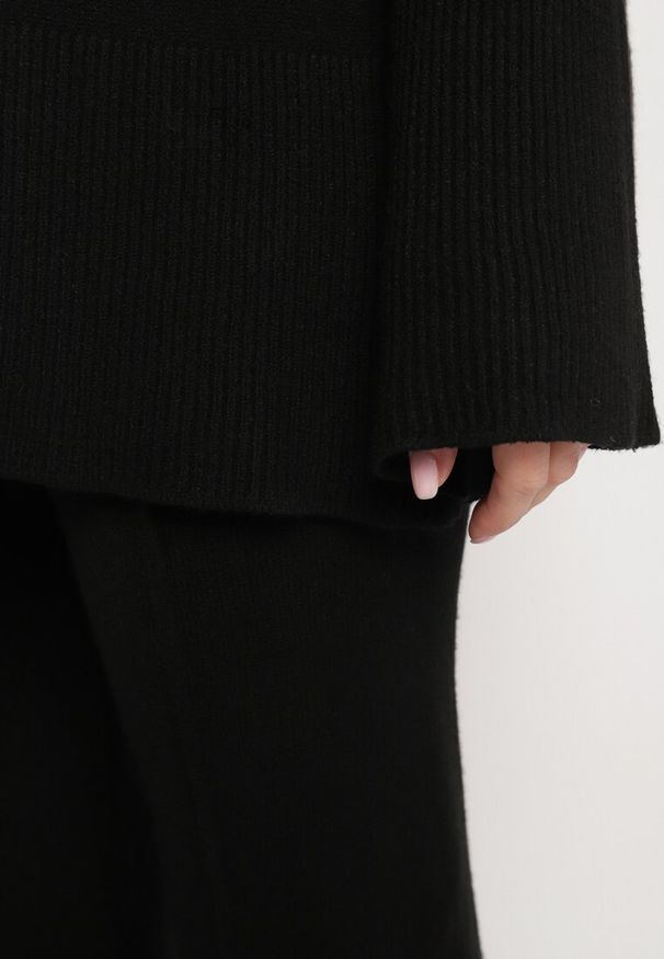 Born2be - Czarny Komplet Dzianinowy z Wiskozą Sweter i Spodnie z Gumką w Pasie i Rozcięciami Malwiya. Kolor: czarny. Materiał: wiskoza, dzianina