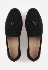 Renee - Czarne Mokasyny VICES Casualowe ze Skórzaną Wkładką i Metalowymi Ozdobami Dinsmore. Okazja: na co dzień. Nosek buta: okrągły. Kolor: czarny. Materiał: skóra. Wzór: aplikacja. Obcas: na obcasie. Styl: casual. Wysokość obcasa: niski #4