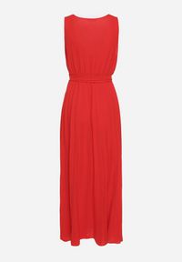 Born2be - Czerwona Plisowana Sukienka z Paskiem i Gumką w Talii Ozdobiona Broszką Kwiatem Vikmirra. Okazja: na randkę, na imprezę, na wesele, na ślub cywilny. Typ kołnierza: dekolt w kształcie V. Kolor: czerwony. Wzór: aplikacja, kwiaty. Styl: klasyczny, elegancki #7