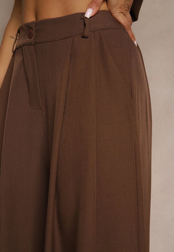 Renee - Brązowe Spodnie Garniturowe o Szerokim Kroju High Waist Peavelle. Stan: podwyższony. Kolor: brązowy. Styl: klasyczny, elegancki