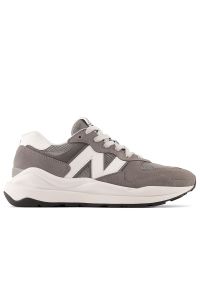 Buty New Balance M5740VPB - szare. Okazja: na co dzień. Kolor: szary. Materiał: materiał, syntetyk, skóra, guma, zamsz. Szerokość cholewki: normalna. Sport: turystyka piesza
