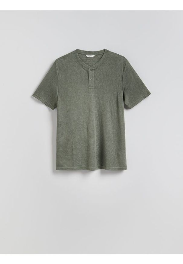 Reserved - T-shirt henley regular fit - ciemnozielony. Typ kołnierza: typu henley. Kolor: zielony. Materiał: dzianina, wiskoza