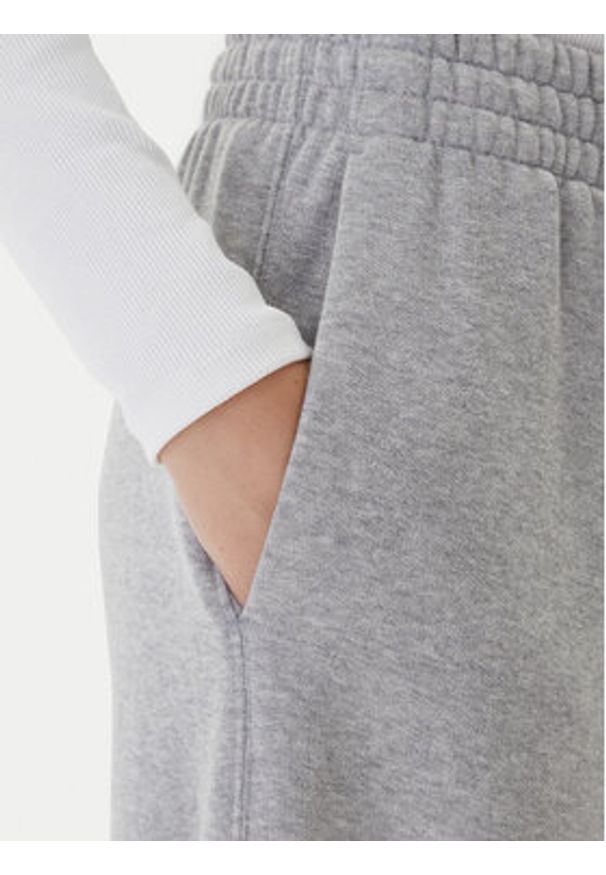 Adidas - adidas Spodnie dresowe ALL SZN Holiday Glitter Fleece JV5758 Szary Loose Fit. Kolor: szary. Materiał: bawełna