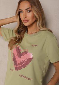 Renee - Jasnozielony T-shirt z Nadrukiem w Kształcie Serca Palalea. Okazja: na co dzień. Kolor: zielony. Wzór: nadruk. Styl: klasyczny, casual #4