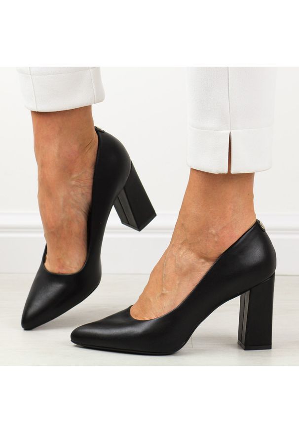 Czarne pu czółenka damskie na słupku Sergio Leone Pb216. Okazja: na wesele, na spotkanie biznesowe, na ślub cywilny. Kolor: czarny. Materiał: skóra. Szerokość cholewki: normalna. Sezon: wiosna, jesień. Obcas: na słupku. Styl: elegancki, klasyczny, biznesowy