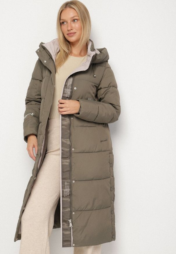 Born2be - Ciemnozielona Długa Kurtka Pikowana z Kapturem i Bocznymi Suwakami Aruvitta. Okazja: na co dzień. Typ kołnierza: kaptur. Kolor: zielony. Materiał: poliester, dresówka, jeans, zamsz. Długość: długie. Wzór: ze splotem. Styl: sportowy, casual, elegancki
