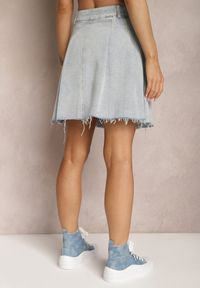 Renee - Jasnoniebieska Jeansowa Spódnica Mini z Zakładkami Hollette. Kolor: niebieski. Materiał: jeans. Wzór: aplikacja. Styl: elegancki