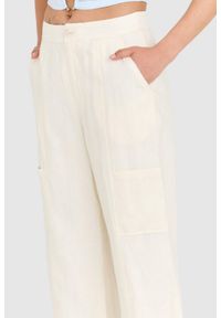 Guess - GUESS Kremowe lniane spodnie damskie. Kolor: kremowy. Materiał: len #5