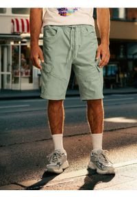 Sinsay - Szorty jeansowe jogger - zielony. Kolor: zielony. Materiał: jeans