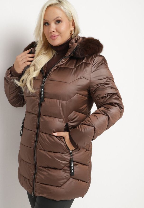 Born2be - Brązowa Kurtka z Pikowanymi Przeszyciami i Odpinanym Futerkiem przy Kapturze Vensie. Okazja: na co dzień. Kolekcja: plus size. Kolor: brązowy. Materiał: futro. Styl: elegancki, klasyczny, casual