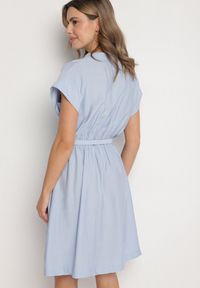 Born2be - Niebieska Sukienka z Wiskozy o Rozkloszowanym Kroju z Paskiem Sepina. Okazja: na co dzień. Typ kołnierza: dekolt w serek. Kolor: niebieski. Materiał: wiskoza. Długość rękawa: krótki rękaw. Wzór: aplikacja. Sezon: lato. Styl: klasyczny, casual, elegancki #6