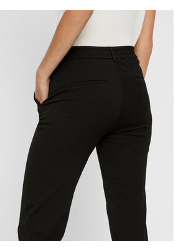 Vero Moda Chinosy Maya 10225280 Czarny Regular Fit. Kolor: czarny. Materiał: wiskoza