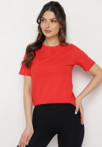 Born2be - Czerwony Bawełniany T-shirt o Klasycznym Kroju z Okrągłym Dekoltem Ethelina. Kolor: czerwony. Materiał: bawełna. Styl: klasyczny #1