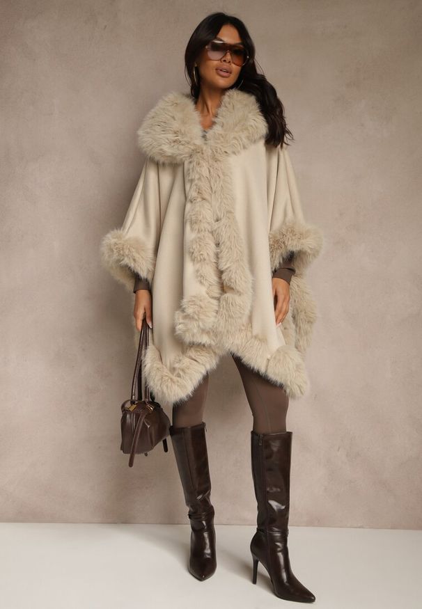 Renee - Beżowe Ponczo z Wełną i Wiskozą Obszyte Futerkiem Tevissa. Kolor: beżowy. Materiał: wełna, futro, wiskoza